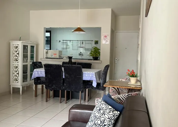 Apartamento amplo a menos de 400 metros da praia localizado próximo a praça da Brunella, área nobre do Guarujá.